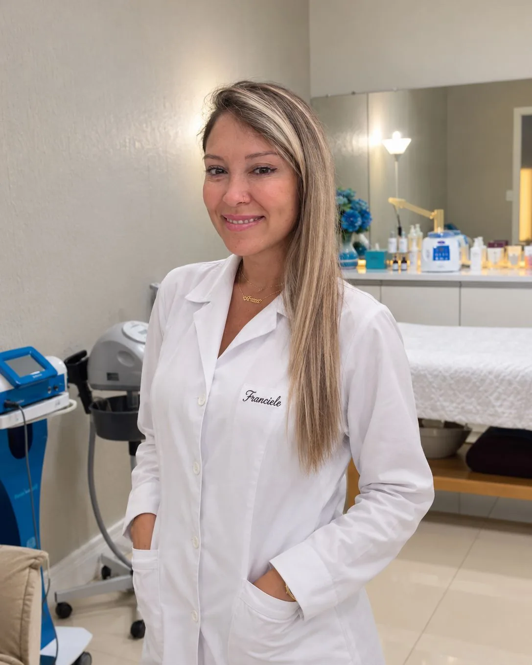 Franciele Telles, esteticista e massoterapeuta, na sala de atendimento da clínica